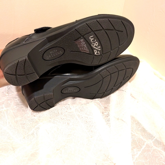 Earth Origins black leather shoes with arch support built in. - Picture 6 of 8